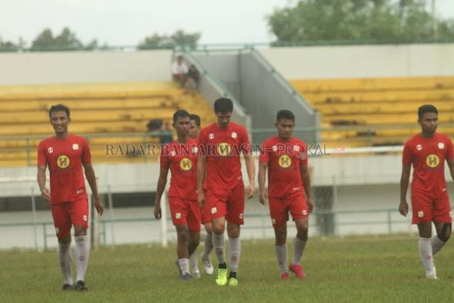MEMBINGUNGKAN: Barito Putera lagi-lagi harus menunda agenda latihan karena ketidakjelasan kompetisi musim ini.