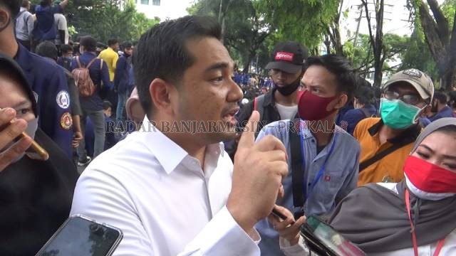 SABAR PAK: Rifqinizamy akhirnya hanya bisa berbicara kepada awak media. | FOTO: WAHYU RAMADHAN/RADAR BANJARMASIN