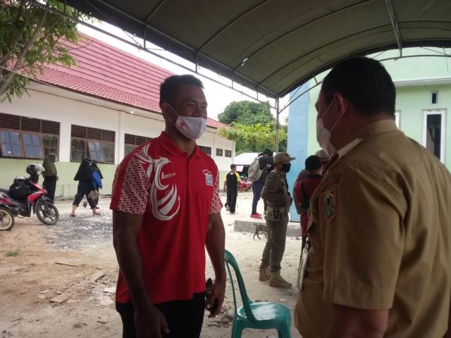 BERI MOTIVASI: Fahriansyah (kiri) mendengarkan arahan yang diberikan Kadispora Kalsel Hermansyah.