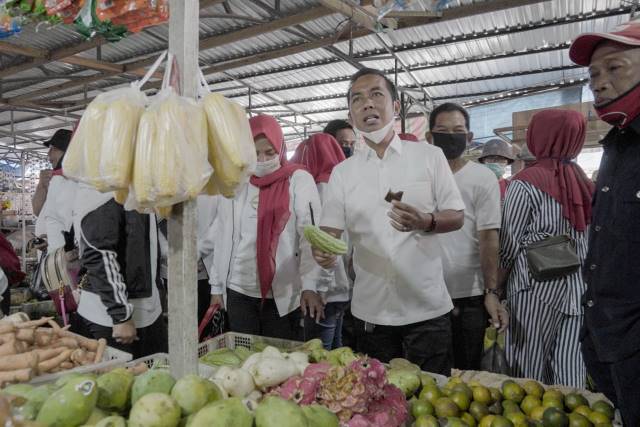 BERKUNJUNG: Calon Bupati Tanah Bumbu nomor urut 1 Syafruddin H Maming bersama istrinya Dewi Syafruddin H Maming berkunjung ke Pasar Pagatan di hari ke-21 kampanye Pilkada Tanah Bumbu 2020. | Foto Istimewa For Radar Banjarmasin