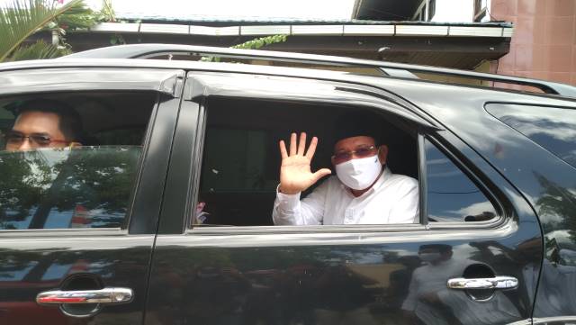 SATU JAM: Sayed Jafar melambaikan tangan meninggalkan Bawaslu Kotabaru, Jumat (16/10). Ia memenuhi panggilan untuk diminta keterangan terkait laporan dugaan pelanggaran Pilkada 2020.