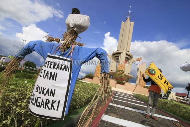 PERHATIKAN PETANI DESA: Anggota Serikat Petani Indonesia (SPI) berunjukrasa di bundaran Simpang Empat Banjarbaru, kemarin. Aksi ini merupakan bentuk penolakan UU Cipta Kerja memanfaatkan momentum Hari Pangan Sedunia 2020.| Foto: Muhammad Rifani/RADAR BANJ