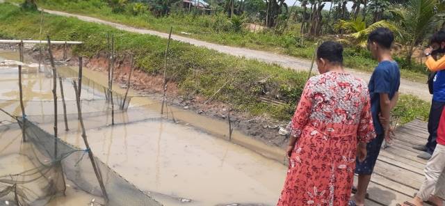 IKAN: Beberapa pembudidaya ikan menunjukkan kolamnya, yang debit airnya mulai berkurang. | Foto: Dillah for Radar Banjarmasin.