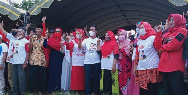 KAMPANYE: Calon Bupati Tanah Bumbu nomor urut 01, Syafruddin H Maming (SHM) kembali melaksanakan kegiatan kampanye dibeberapa Desa yang ada diwilayah Kecamatan Batulicin, Minggu (18/10).