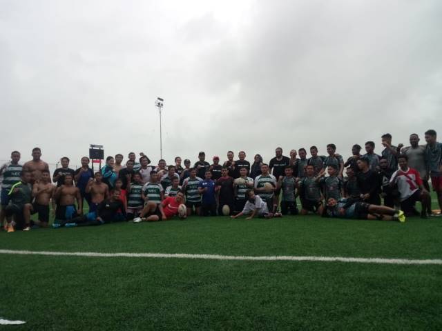 CABOR BARU: Tim rugby Banjarmasin dan Banjarbaru berfoto bersama Kadispora Kalsel Hermansyah usai pertandingan ekshibisi di GYSF, Sabtu (17/8).