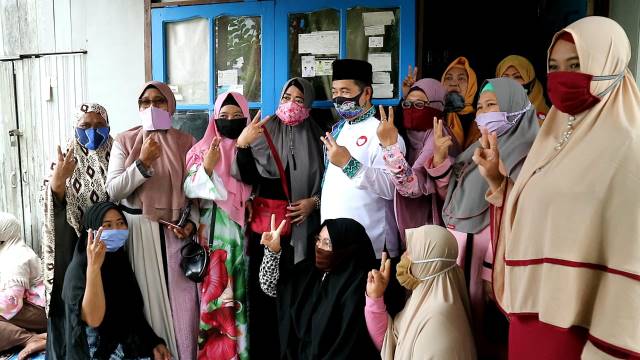 ANTUSIAS: Warga Sungai Andai Antusias saat dikunjungi Ibnu Sina