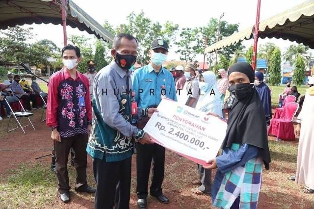 SIMBOLIS: Bupati Tala Sukamta menyerahkan secara simbolis Banpres UMKM kepada para pedagang di Kecamatan Takisung.