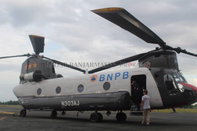 SERBA GUNA: Helikopter tipe Chinook CH47D saat tiba di Bandara Internasional Syamsudin Noor. | FOTO: SUTRISNO/RADAR BANJARMASIN