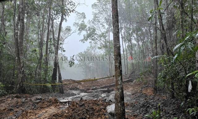 ILEGAL: Garis polisi terpasang di peti di kawasan cagar budaya Benteng Madang, Desa Madang, Kecamatan Padang Batung. | FOTO SALAHUDIN/RADAR BANJARMASIN