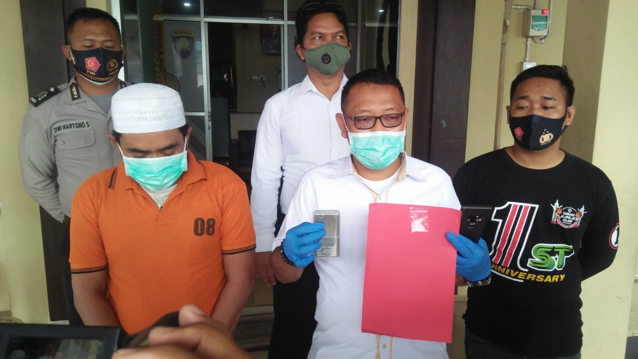 Normansyah alian Ancah (berpeci putih), tersangka pengedaran sabu.