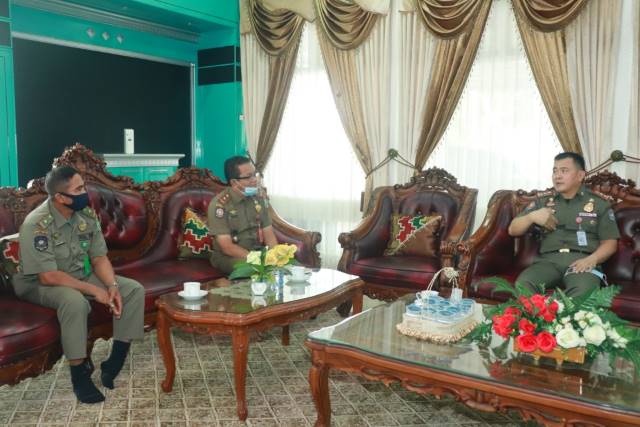 KUNJUNGAN: Penjabat Sementara (Pjs) Wali Kota Banjarbaru Dr Bernhard E Rondonuwu saat menerima kunjungan rombongan Satuan Polisi Pamong Praja (Satpol-PP) Balangan di Rumah Dinas Wali Kota Banjarbaru, Senin (19/10) tadi. | FOTO: HUMAS DAN PROTOKOL PEMKO BA