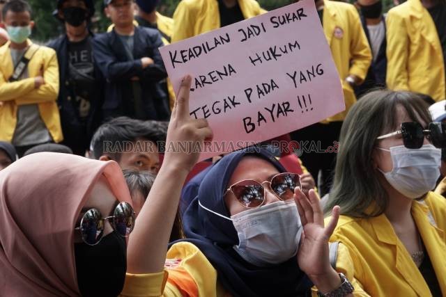 OLIGARKI: Mahasiswa kembali berdemo, kemarin. Omnibus Law disebut hasil sekongkol penguasa dan pengusaha. | FOTO: WAHYU RAMADHAN/RADAR BANJARMASIN