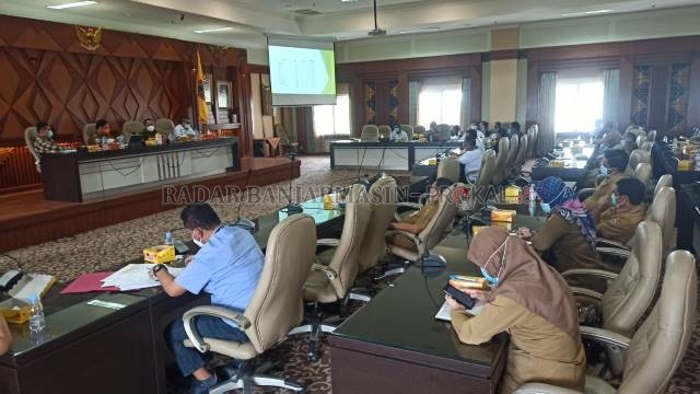 TAMBAH KUOTA: Suasana rapat anggota DPR RI bersama PT Pertamina dan stakeholder  membahas ihwal kelangkaan gas elpiji 3 kilogram di Aula Aberani Sulaiman, Setdaprov Kalsel, kemarin (20/10). | FOTO: SUTRISNO/RADAR BANJARMASIN