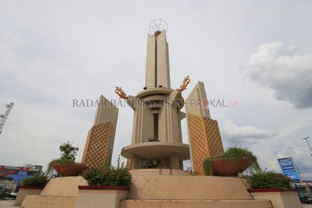 KATANYA LEBIH CANTIK: Penampilan tugu bundaran simpang empat Banjarbaru kini telah dicat ulang dan ditambah beberapa corak baru. Sebelumnya, tampilan tugu ini sempat dinilai terlalu polos dan hanya cantik ketika malam hari. | Foto: Muhammad Rifani/Radar B