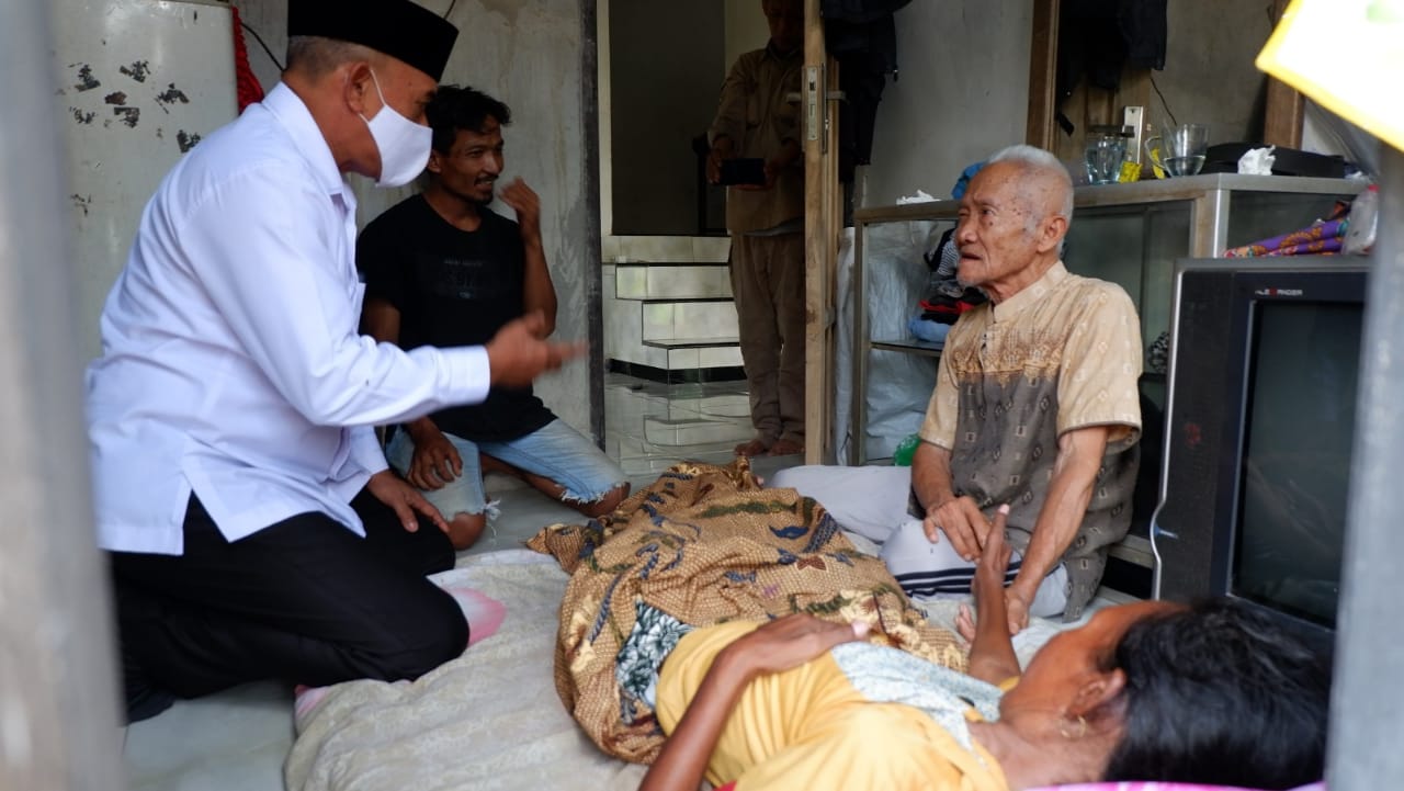 MENJENGUK: Cawabup M Rusli menjenguk warga yang lumpuh selama 20 tahun.