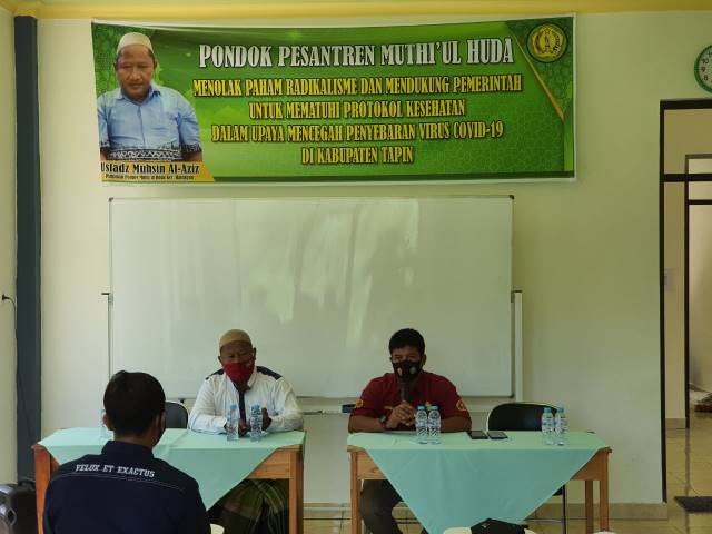 SOSIALISASI: Kasat Intelkam Polres Tapin AKP Sodik Ashari memberikan sosialisasi terkait dengan menangkal paham radikalisme dan protokol kesehatan.