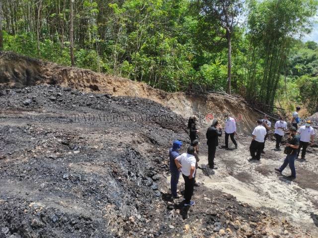 SIDAK: Rombongan DPRD Kabupaten HSS dan Dispera KPLH Kabupaten HSS meninjau lokasi diduga peti di kawasan cagar budaya Benteng Madang, Kecamatan Padang Batung, Kabupaten Hulu Sungai Selatan. | FOTO: SALAHUDIN/RADAR BANJARMASIN