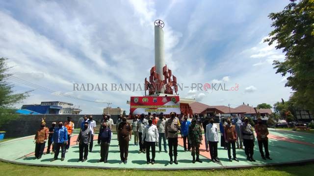 DEKLARASI: Plt. Bupati Balangan, Syaifullah (tengah), saat memimpin deklarasi menolak unjuk rasa yang anarkis. | FOTO: WAHYUDI/RADAR BANJARMASIN.
