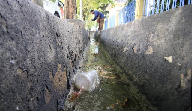 KOTOR: Salah satu drainase di salah satu tempat di Banjarbaru. Banjarbaru menyiapkan 4 Miliar Rupiah untuk membersihkan drainase di Kota Idaman dan merekrut 200-300 orang.