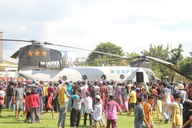 RAMAI: Setelah mendarat dengan mulus. Helikopter Chinook USA langsung dirubung warga untuk swafoto. | FOTO: JAMALUDDIN/RADAR BANJARMASIN