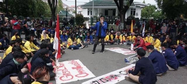 TOLAK OMNIBUS: Demonstrasi mahasiswa di Jalan Lambung Mangkurat yang berjalan damai, pekan lalu. | FOTO: WAHYU RAMADHAN/RADAR BANJARMASIN
