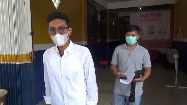 KLARIFIKASI: Calon Bupati Banjar Saidi Mansyur (depan) memenuhi panggilan Gakumdu terkait laporan netralitas ASN di Kecamatan Aluh-aluh.