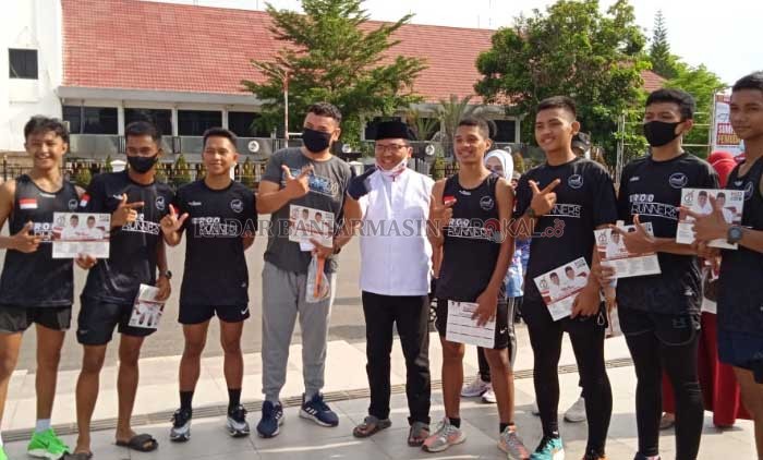 BERSAMA MILENIAL: Calon Gubernur Kalsel Denny Indrayana atau Haji Denny bersama pemuda milenial di Lapangan Murjani Banjarbaru, Minggu (25/10) pagi.