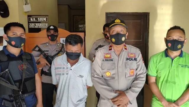 CABUL: Tersangka SB tertunduk dalam jumpa pers di Polsek Karang Bintang, kemarin. Pria ini ditangkap karena mencabuli balita. | FOTO: ISTIMEWA/RADAR BANJARMASIN