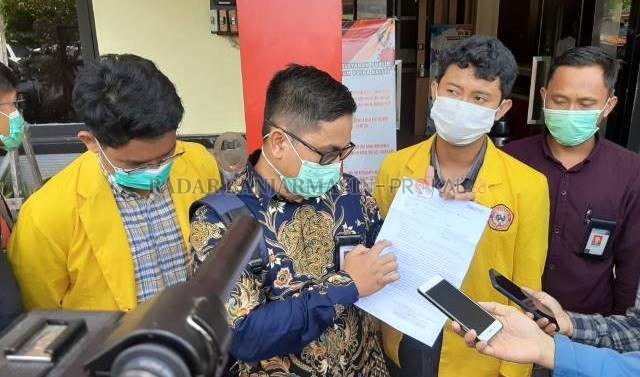 PENUHI PANGGILAN: Kuasa hukum Aliansi BEM se-Kalsel, Muhammad Pazri (kemeja batik) dan Ahdiat Zairullah (dua dari kanan) seusai memenuhi panggilan penyidik Polda Kalsel, Senin (26/10) | FOTO: WAHYU RAMADHAN/RADAR BANJARMASIN