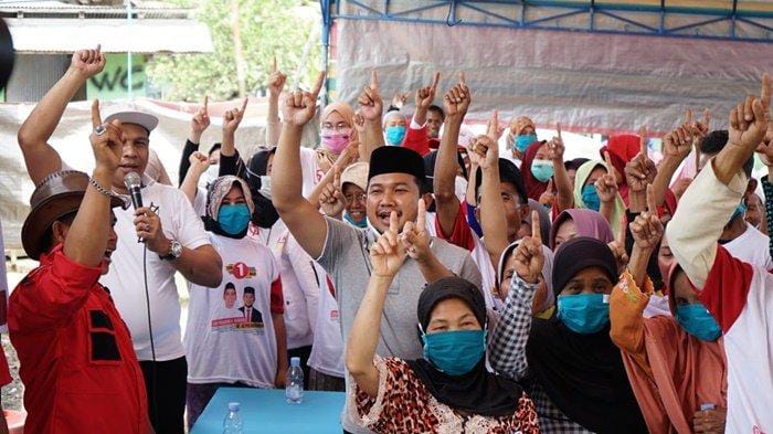 ALPIYA: Cawabup Tanbu Muh Alpiya Rakhman foto bersama pendukungnya.