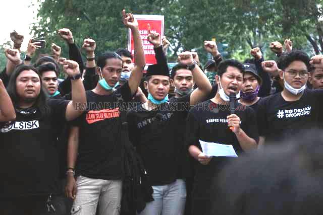 SERBA HITAM: Ditetapkan sebagai tersangka, tak menyurutkan Ahdiat Zairullah (memegang mikrofon) untuk turun aksi. Mahasiswa menyatakan mosi tidak percaya kepada DPRD Kalsel, DPR RI dan presiden. | FOTO: WAHYU RAMADHAN/RADAR BANJARMASIN