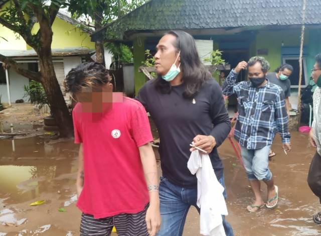 BAWAH UMUR: TI (17) dijemput oleh tim Resmob Polres Banjarbaru dari kediamannya usai menusuk temannya sendiri dengan menggunakan sajam jenis keris. | Foto: Polres Banjarbaru for Radar Banjarmasin