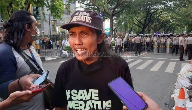 DIPANGGIL JUGA: Direktur Walhi Kalsel, Kisworo Dwi Cahyono juga akan dipanggil Polda Kalsel sebagai saksi pada 2 November nanti. Cak Kis, demikian sapaannya, juga hadir dalam refleksi Sumpah Pemuda di Jalan Lambung Mangkurat. | FOTO: WAHYU RAMADHAN/RADAR