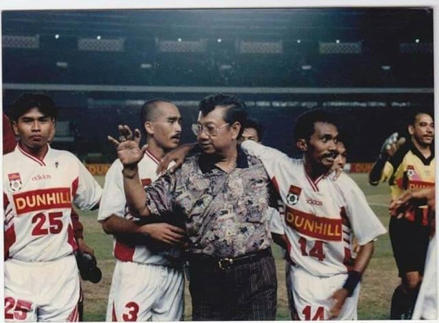 BERSEJARAH: Para barisan legenda Barito Putera yang tergabung dalam Ikatan Keluarga Barito Putera Legend siap menyumbangkan jersey yang pernah dikenakan.