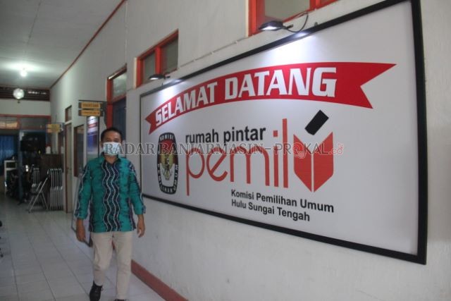 SENGKETA: Komisioner KPU HST Murjani ingin kasus pelaporan yang bergulir di Polres setempat segera selesai. Supaya mereka fokus kepada tahapan Pilkada 2020. | Foto: JAMALUDDIN/RADAR BANJARMASIN