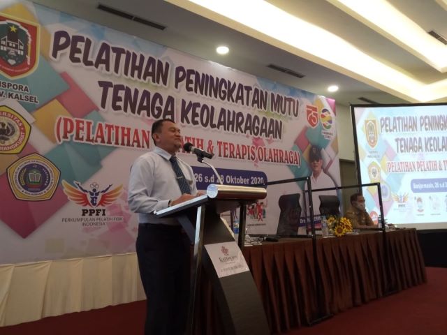 HARUS SIAP: Kadispora Kalsel Hermansyah membuka pelatihan bagi para pelatih fisik dan terapis Kalsel di Banjarmasin, belum lama tadi. Para pelatih fisik dan terapis yang diberangkatkan ke PON Papua harus siaga mendampingi para atlet Kalsel.