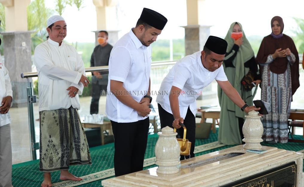 ZIARAH : Paslon Syafruddin H Maming dan M Alpiya Rakhman ziarah ke kubah makam H Maming di Jalan Cappa Padang Kelurahan Batulicin Kecamatan Batulicin. (Foto Istimewa For Radar Banjarmasin).