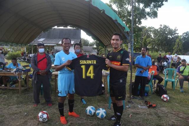 SEPAK BOLA: Bupati Tala Sukamta menerima kaos sepak bola dari Paguyuban Keluarga Jogja saat pertandingan persahabatan.