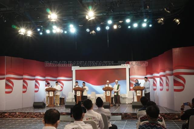 DEBAT TERBUKA PASLON BANJARMASIN: Berlangsung santai, tanpa urat leher menegang, ini sebenarnya bukan debat. Melainkan ajang bertukar pikiran dalam format tanya jawab. | Foto: WAHYU RAMADHAN/RADAR BANJARMASIN