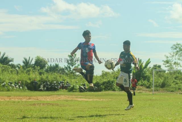 TERBANG: Upaya pemain Pelambuan FC menghalau serangan bertubi-tubi Khalatz FC dalam lanjutan Liga Internal Peseban wiilayah timur di Lapangan Gelora Sundai, kemarin (1/11) sore.