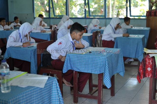 SEBELUM PANDEMI: Pelajar SD harus bersabar sampai tahun 2021. Sedangkan kakak mereka, SMP akan dibuka dalam waktu dekat.