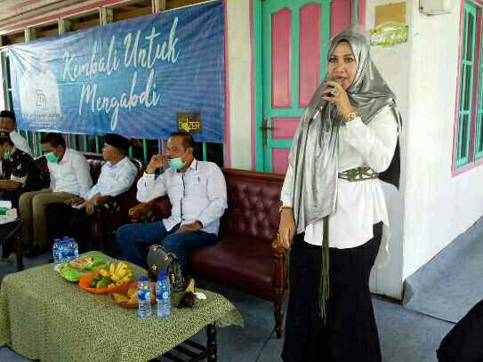 BERKAMPANYE: Ketua DPD Partai Golkar Tanah Bumbu, Syarifah Santiyasah yang berorasi di Kompeks Sabar Subur Desa Barokah Kecamatan Simpang  Empat.
