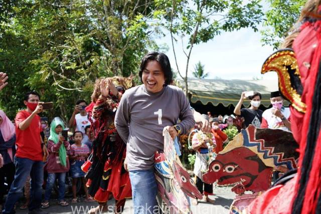 DISAMBUT : Calon Wakil Bupati Tanah Bumbu Muh Alpiya Rakhman dan Mardani H Maming disambut meriah dengan Jaranan (kuda lumping) oleh warga RT 03 RW 01 Desa Sumber Wangi Kecamatan Karang Bintang Kabupaten Tanah Bumbu, Selasa, (03/11).