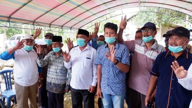 RUSLI : Cawabup M Rusli foto bersama pendukungnya.