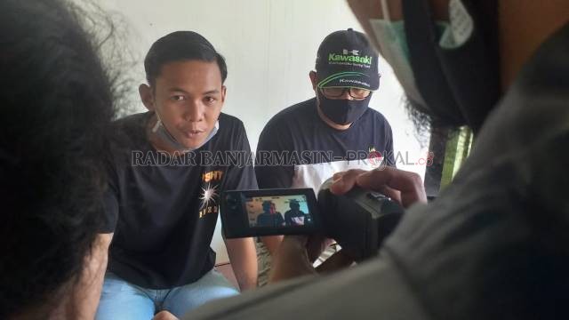 PELAPOR: Hadi Riswan ketika menyampaikan keterangan terkait laporannya di Polsek Murung Pudak. | Foto: IBNU DWI WAHYUDI/RADAR BANJARMASIN
