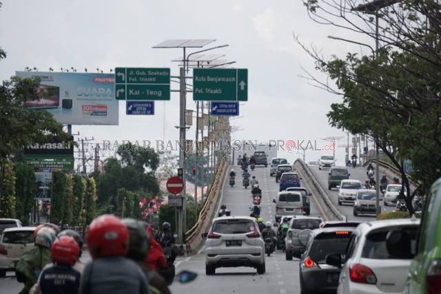PUSAT KOTA: Flyover Gatot Subroto di Jalan Ahmad Yani. Banjarmasin belum lolos dari ancaman pandemi. Zona hijau dan merah bisa bolak-balik berubah. | FOTO: WAHYU RAMADHAN/RADAR BANJARMASIN