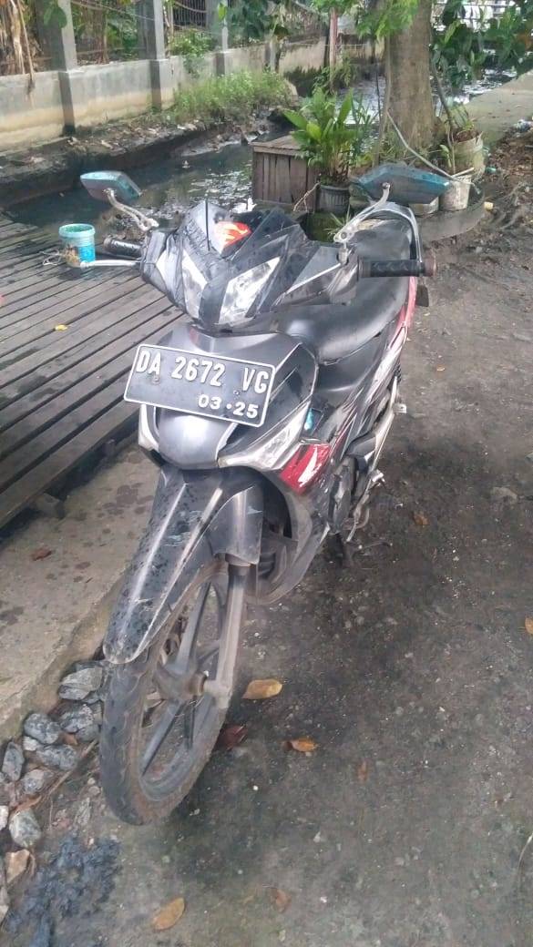 MILIK SIAPA: Motor bebek ini sekarang  diamankan ke Mapolsek Banjarmasin Barat. | FOTO: RELAWAN FOR RADAR BANJARMASIN