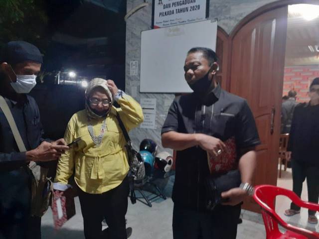 TAK TERIMA: Ketua tim kampanye pasangan Saban–Abdilah, Abdul Rahman AZ (kanan) didampingi pengacara usai melaporkan dugaan kampanye hitam ke Bawaslu HST.