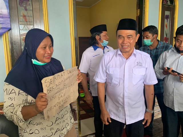 DOAKAN : Pedagang pentol di Desa Rejosari Kecamatan Mantewe ini mendoakan Zairullah menang pilkada.