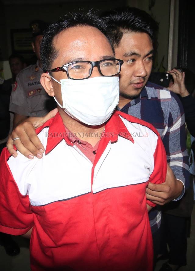 BANDING: Terpidana kasus pencabulan anak di bawah umur Gusti Makmur (GM), mengajukan banding atas vonis majelis hakim di Pengadilan Negeri Banjarbaru. | Foto: RIFANI/RADAR BANJARMASIN